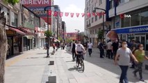 Vatandaşlar sosyal mesafeyi unutup alışveriş için sokaklara döküldü