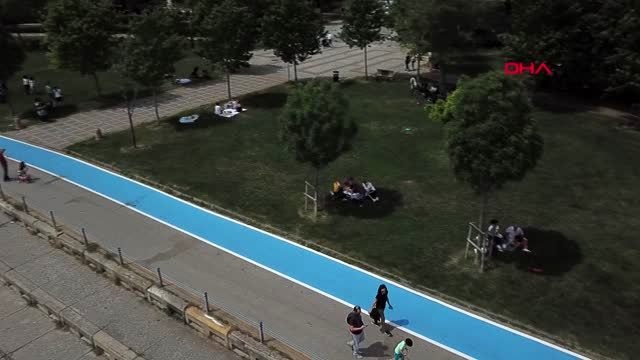 FENERBAHÇE SAHİLİ'NDE DENİZE GİRENLER HAVADAN GÖRÜNTÜLENDİ