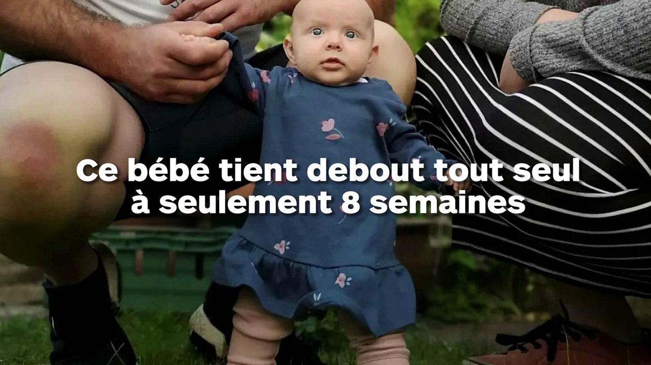 Un bébé de 8 semaines tient debout tout seul
