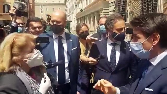 Conte e una signora all'uscita dal Senato: «Lei è il presidente che tutti vorrebbero»