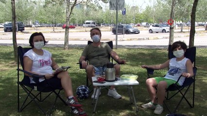 Maskesini takan sahile akın etti, Körfez'e karşı keyif yaptı