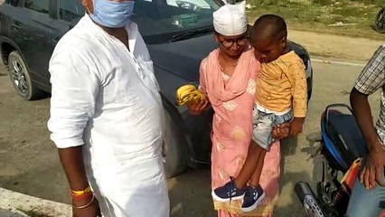 BJP नेता ने प्रवासी मजदूर के बच्चों को हाथों से पहनाए जूते, बांटी चप्पलें