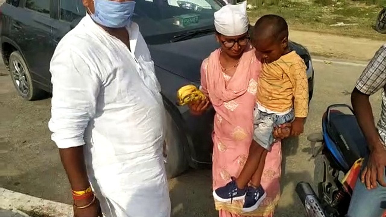 BJP नेता ने प्रवासी मजदूर के बच्चों को हाथों से पहनाए जूते, बांटी चप्पलें