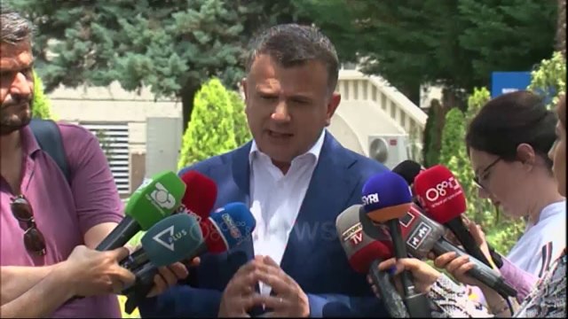 Ora News - Balla tregon forcën: Në demokraci vendos shumica, Luli dhe Mona se kanë hallin te Teatri
