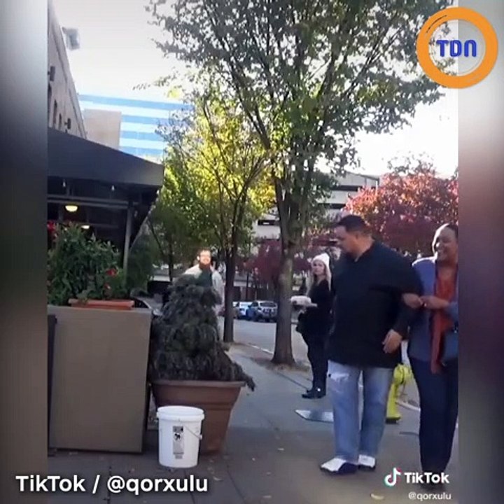 Il prank les gens dans la rue et c'est à mourir de rire
