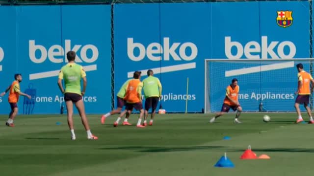 Tercera sesión en grupo del FC Barcelona y tercer día centrados en los rondos