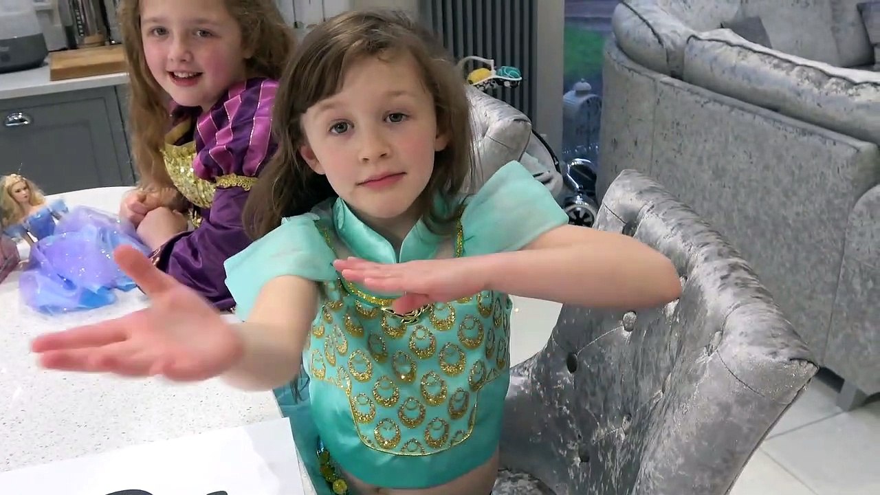 Sophia, Isabella e Alice - Jogando o Jogo das Princesas - Disney Princesas Jasmine, Rapunzel e Moana