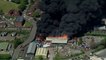 Royaume-Uni: 20 camions de pompiers tentent d'éteindre l'impressionnant incendie d'une usine