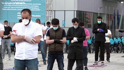 Pristina: Gebet unter freiem Himmel