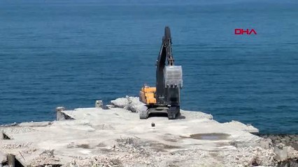 Ordu'da 17 katlı binaların yıkımı sürüyor