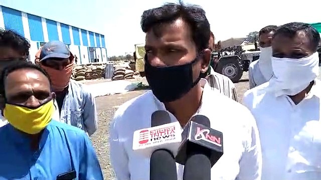 गेहूं उपार्जन केन्द्रो पर सिसोदिया ने सुनी किसानों कि समस्या