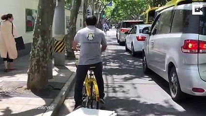 Ce déménageur a une façon étrange de transporter son frigo