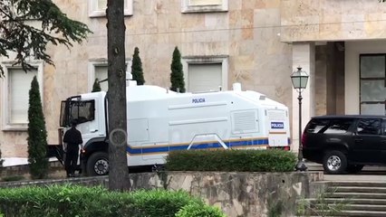 Sulm te Kryeministria? Së bashku me Yuri Kim, vjen edhe automjeti me ujë që shpërndan protestuesit