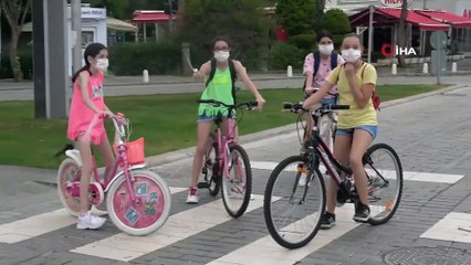 Çocuklar Konyaaltı Sahiline Akın Etti