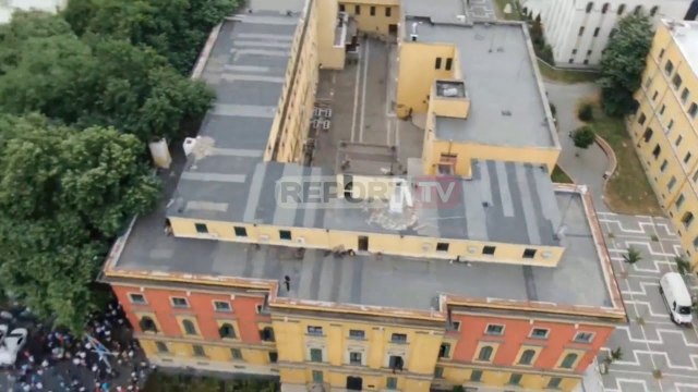 Report Tv sjell pamjet me DRON!Shikoni protestën e grupit të artistëve dhe opozitës ora 18 00