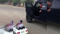 Mardin'de akülü arabasıyla geçen çocuk ve polis arasındaki ehliyet diyaloğu güldürdü