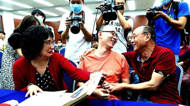 Parents in China find son abducted outside hotel 32 years ago