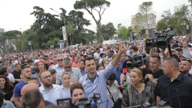 Shembja e Teatrit/ LIVE protesta e tretë e Aleancës 'për rrëzimin e qeverisë'!