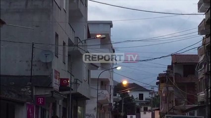 Report TV -Berat/ Merr flakë shtylla e e ndriçimit, rrezikon jetën e kalimtarëve