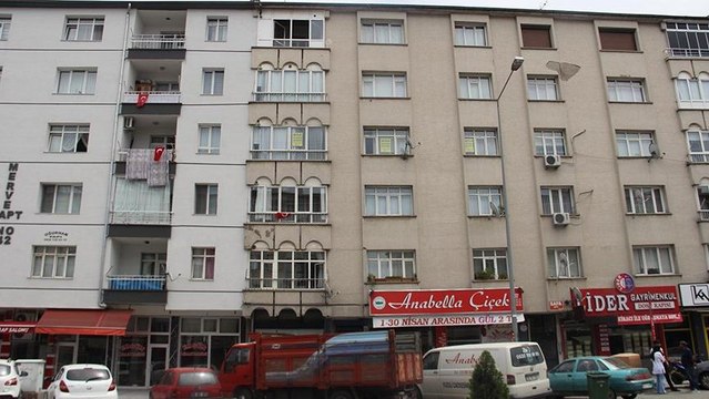 Balkonuna İngiliz bayrağı baskılı havlu asan kişi serbest kaldı! Valilik: Provokasyon önlendi