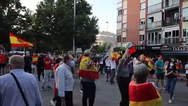 Los radicales de izquierda atacan a los manifestantes en el barrio de Carabanchel