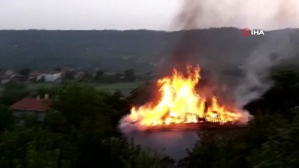 Başak köyünde korkutan yangın...Evin çatısında ekmek yaparken evlerinden oldular