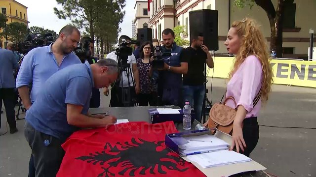 Ora News - Aleanca dhe opozita dy orë protestë, peticion: Teatrin e duam aty ku ishte dhe siç ishte