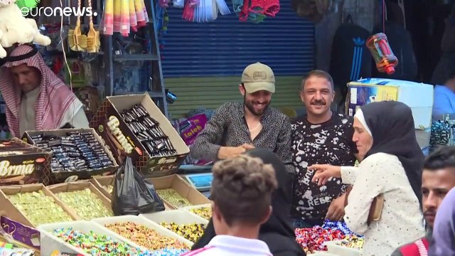 سوريون في القامشلي ينتظرون عيداً خالياً من البهجة مع هبوط قيمة الليرة وتدني القدرة الشرائية