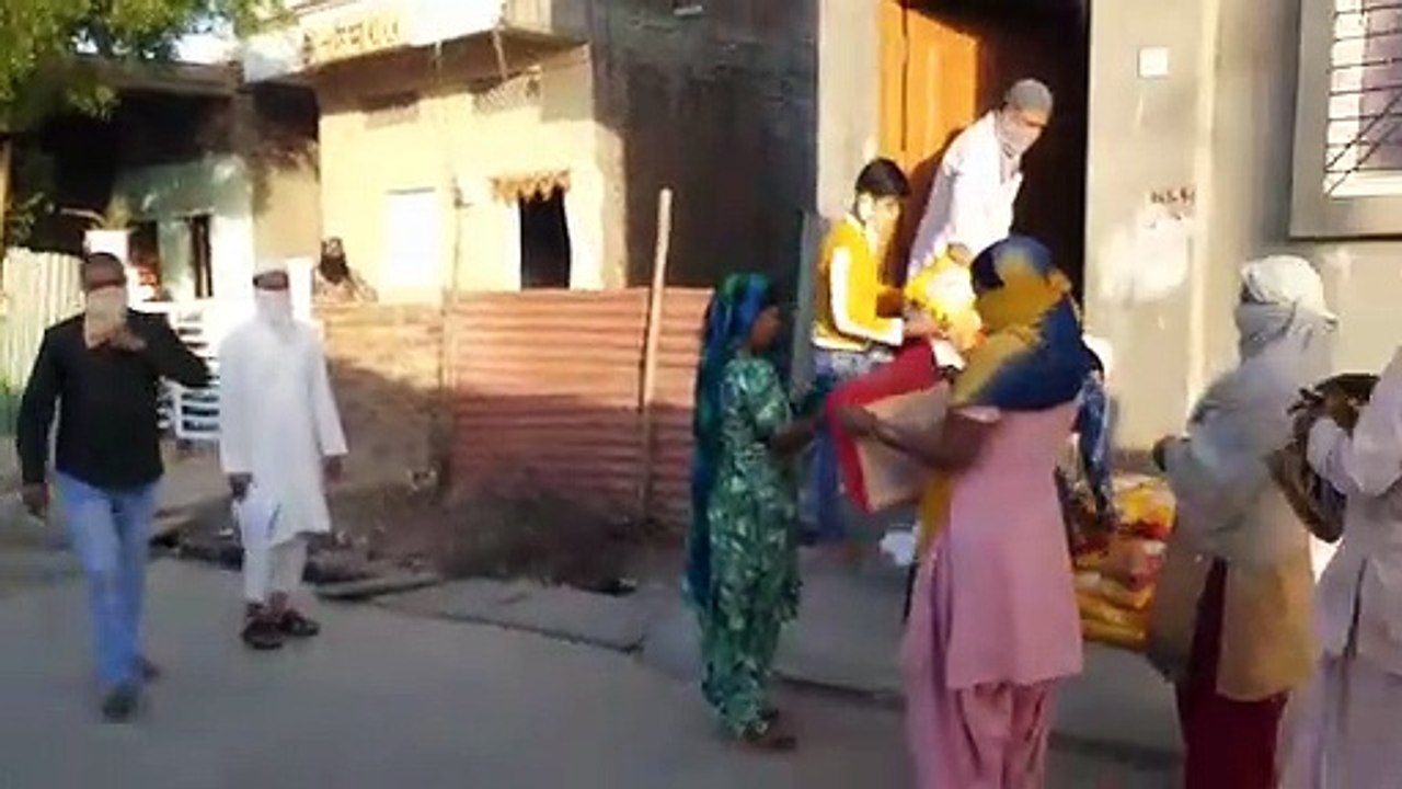 सीएसपी सहित पुलिस बल ने जरूरमंदो को वितरित किया राशन सामग्री