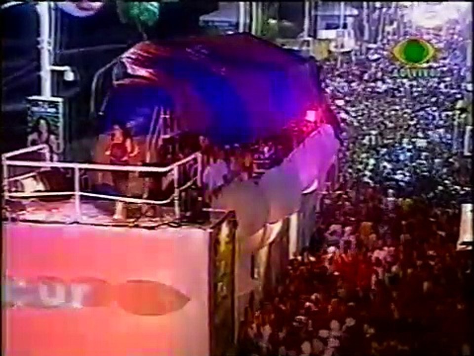 Daniela Mercury et Carla Perez sous la pluie au Carnaval 2005