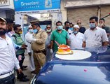 कानपुर: सकड़ पर इंस्पेक्टर ने मनाया जन्मदिन, उड़ाई सोशल डिस्टेंसिंग की धज्जियां