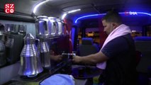 Çay ocağına çevirdiği minibüsüyle kan verenlere ücretsiz çay dağıtıyor