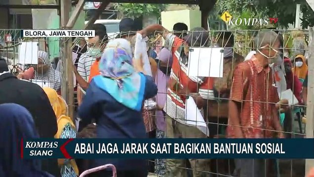 Warga di Blora Desak-desakan Saat Ambil Bansos Tunai