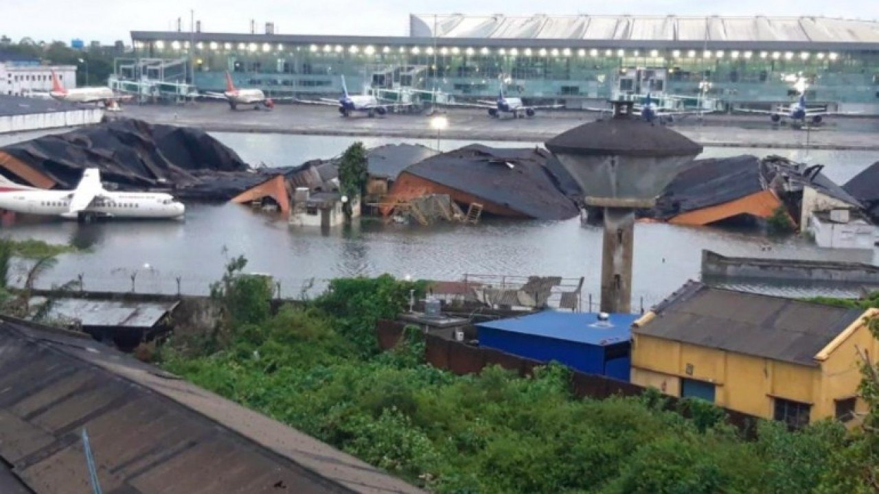 Watch: Cyclone Amphan leaves Kolkata airport fl...