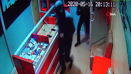 İftar saatinde girdikleri telefon dükkanından böyle hırsızlık yaptılar