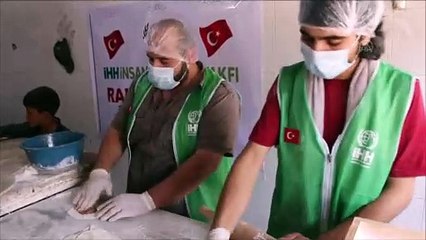 Download Video: İHH, Afrin'de 20 bin kişilik iftar yemeği dağıttı - AFRİN