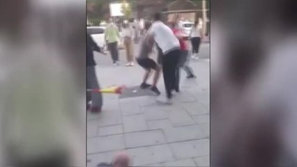 Download Video: Una pelea entre manifestantes de diferente ideología termina con un joven herido en la cabeza en Madrid