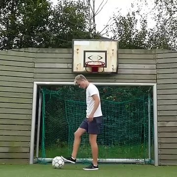 Jongles : saut backflip avec un ballon de football sur le dos !