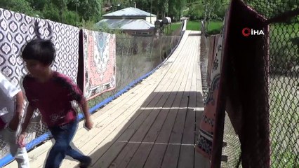 40 yıl önce yapılan tahta köprüyle ihtiyaçlarını karşılıyorlar