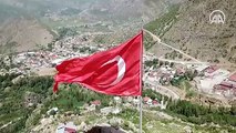 Kato Dağı'na 19 Mayıs kutlamaları kapsamında dev Türk bayrağı dikildi