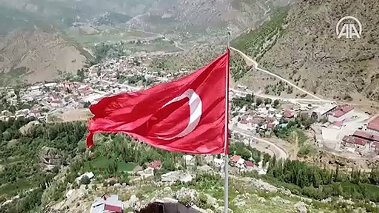 Kato Dağı'na 19 Mayıs kutlamaları kapsamında dev Türk bayrağı dikildi