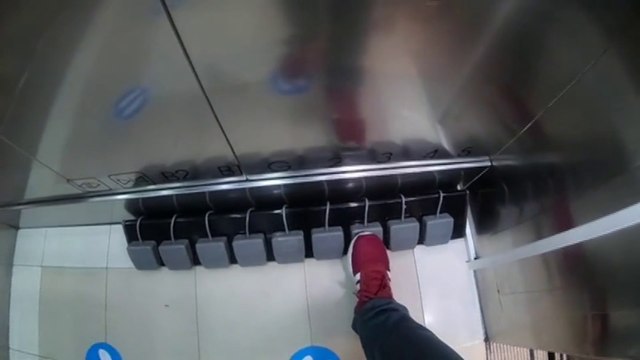 Un centre commercial de Bangkok installe des pédales à la place des boutons de ses ascenseurs