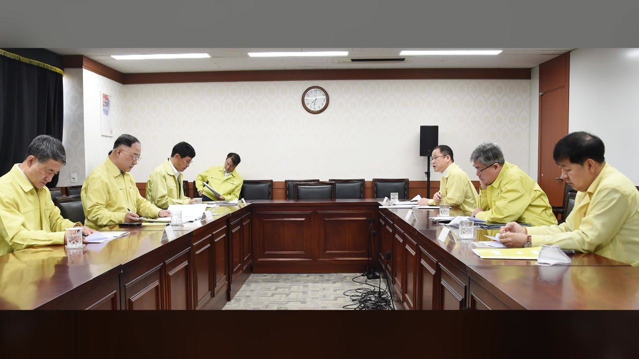 정부 녹실회의..."코로나로 인한 분배악화 지속될 수 있다" / YTN