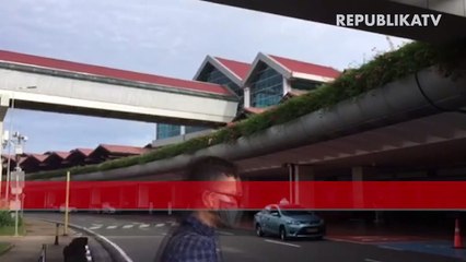 Calon penumpang beraktivitas di Terminal 3 Bandara Soekarno Hatta, Tangerang, Banten.