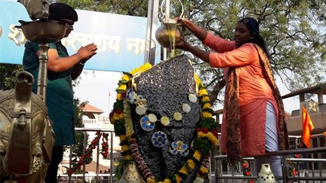 Shani Jayanti 2020: शनि देव की साढ़े साती और ढैय्या से मिलेगी मुक्ति, घर पर करें ये उपाय | Boldsky