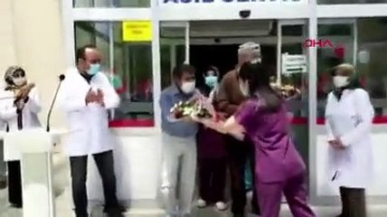 Son koronavirüs hastalarının taburcu edildiği hastanede kutlama