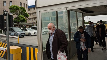 Seyahat izni çıkan 65 yaş ve üzeri vatandaşlar kaymakamlıklara akın etti