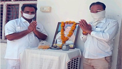 कांग्रेस कार्यकर्ताओं ने किया देश के पूर्व प्रधानमंत्री राजीव गांधी को नमन