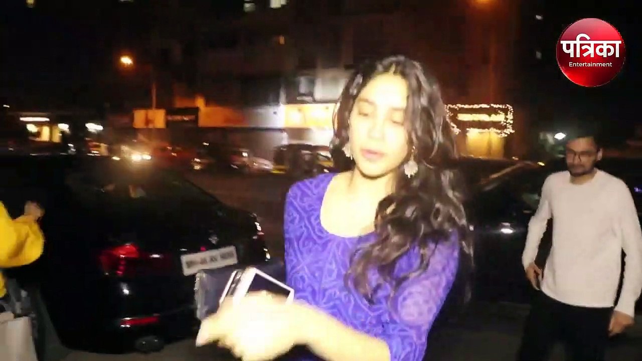 Jhanvi Kapoor डिनर के लिए निकली Soho House - Pa...