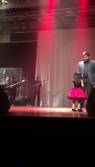 Viral Video: 3 साल की बच्ची ने पिता के साथ गाया 'छोटी से आशा' गाना, वीडियो
